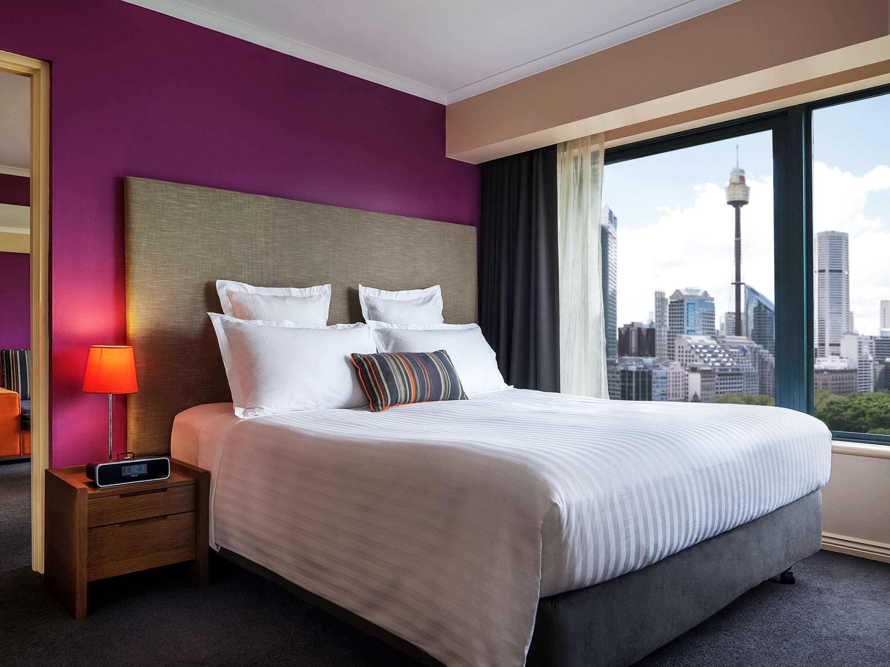 Pullman Sydney Hyde Park Hotel Kültér fotó A bedroom at the hotel