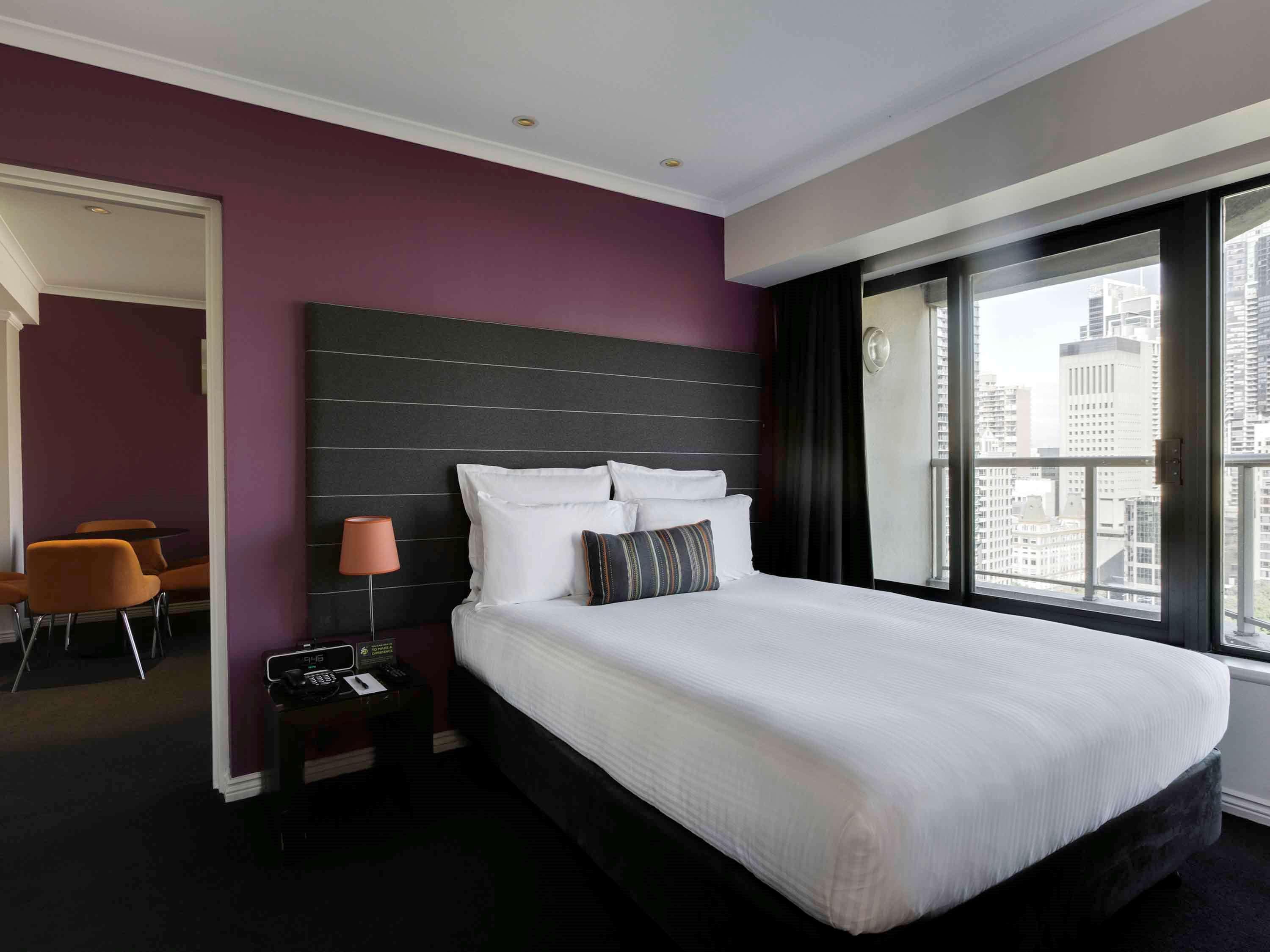 Pullman Sydney Hyde Park Hotel Kültér fotó A bedroom at the hotel