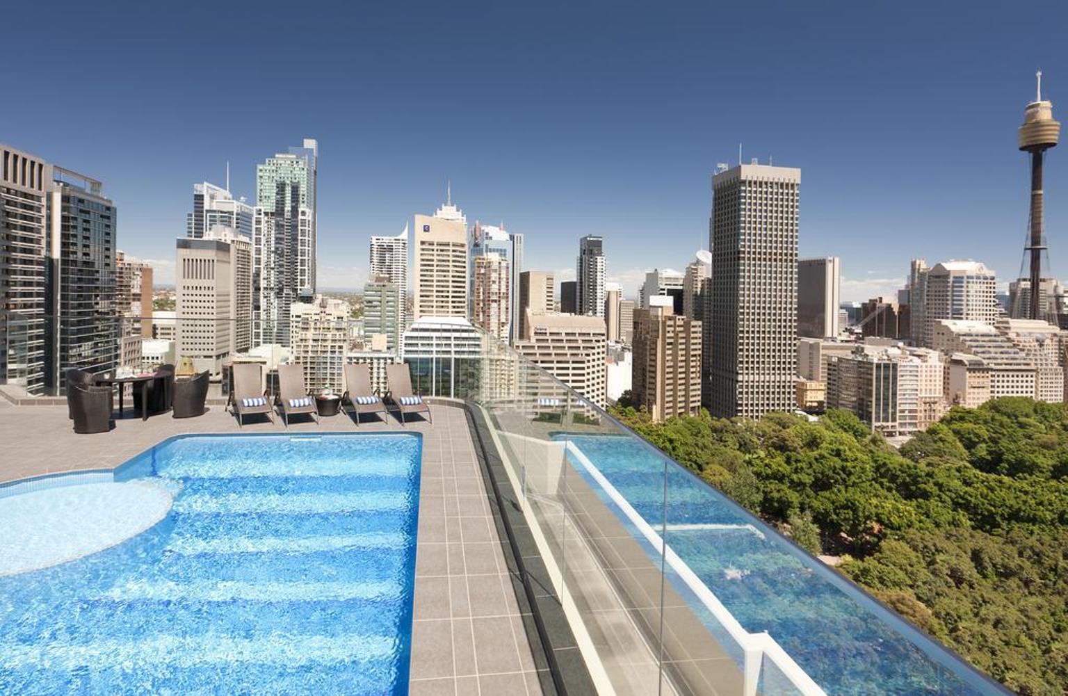 Pullman Sydney Hyde Park Hotel Kültér fotó The rooftop pool at the Emporium Hotel South Bank