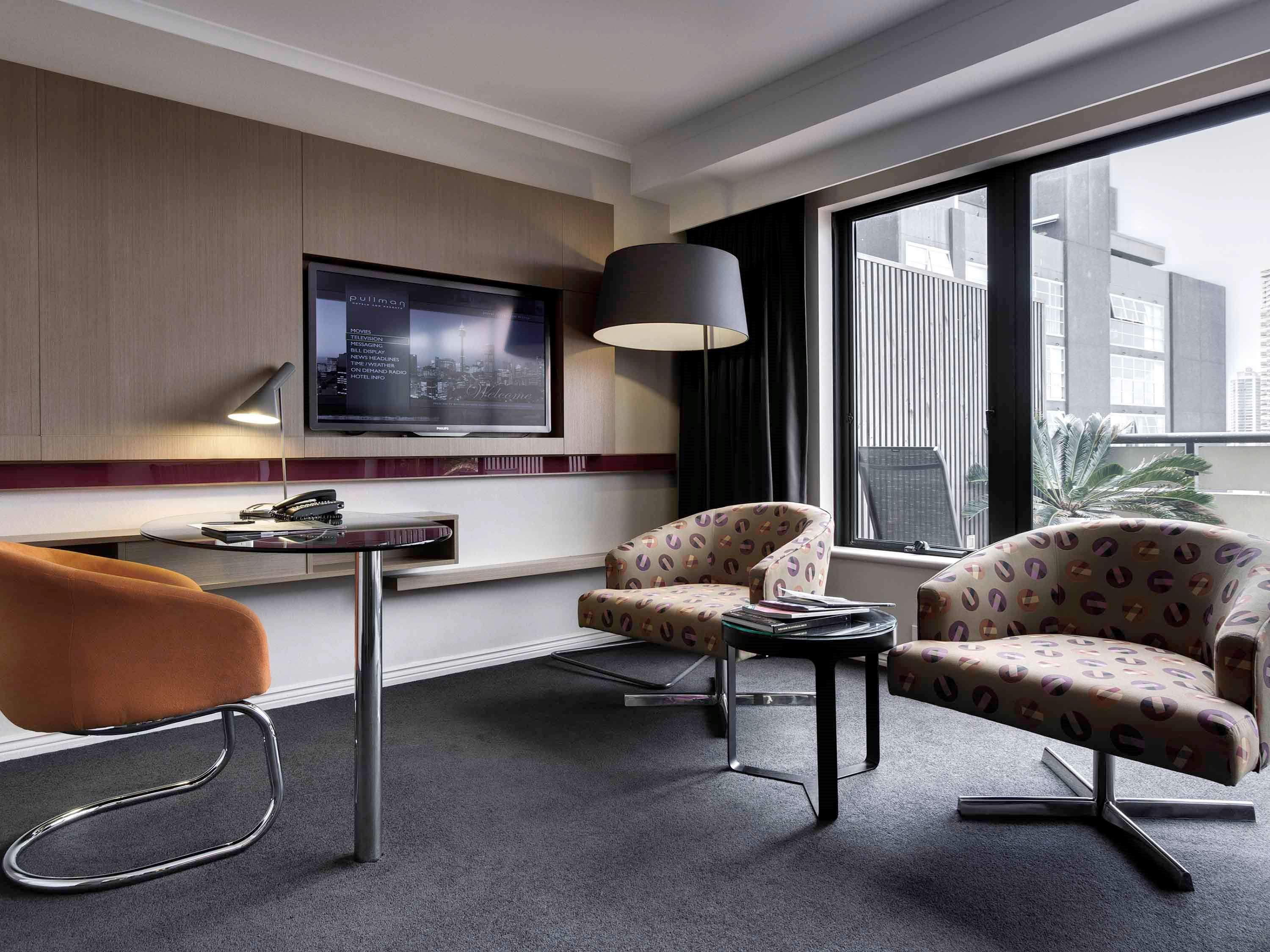 Pullman Sydney Hyde Park Hotel Kültér fotó A suite at the hotel