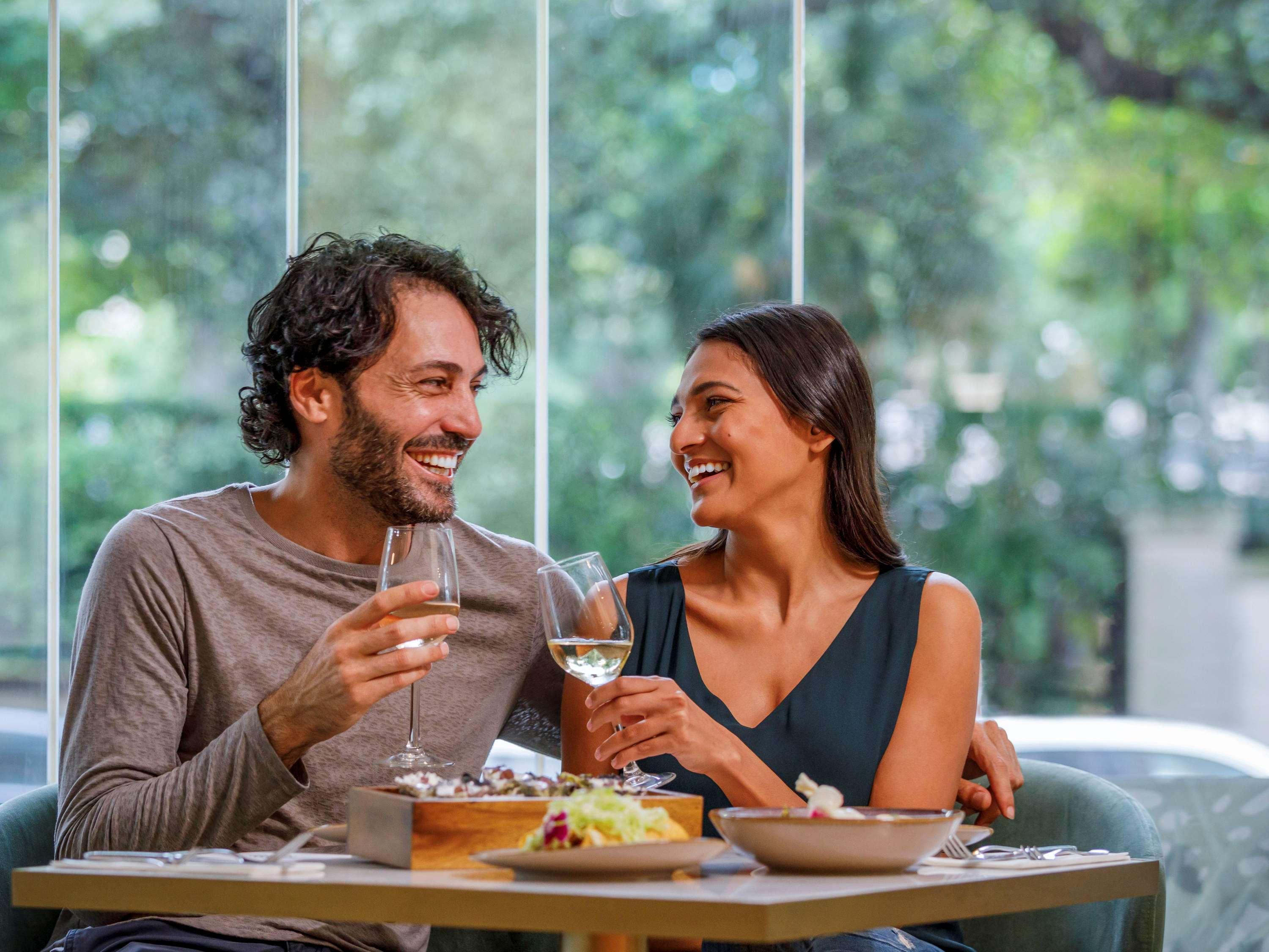 Pullman Sydney Hyde Park Hotel Kültér fotó A couple dining together