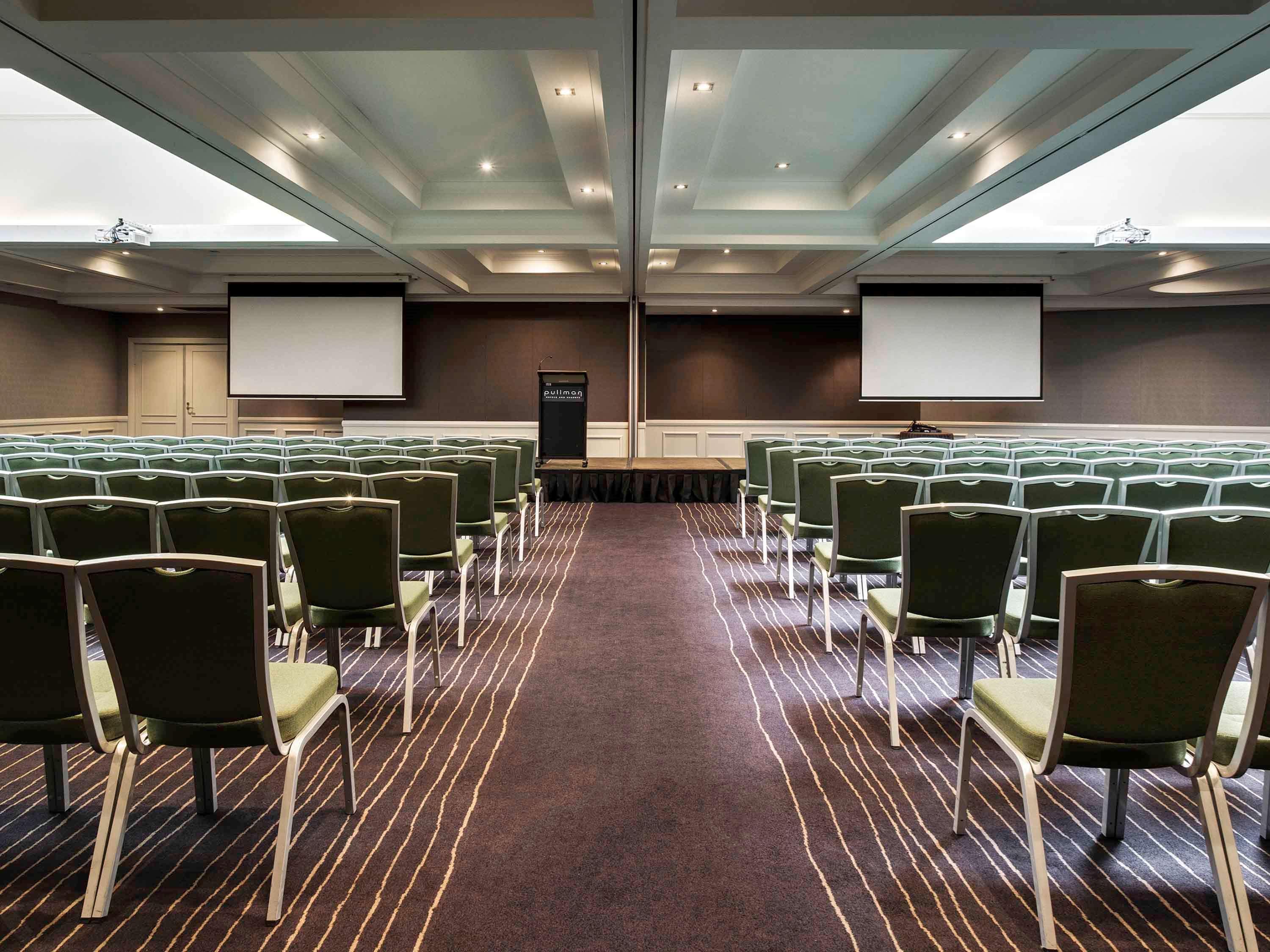 Pullman Sydney Hyde Park Hotel Kültér fotó The ballroom at the Crowne Plaza Hotel, Manchester