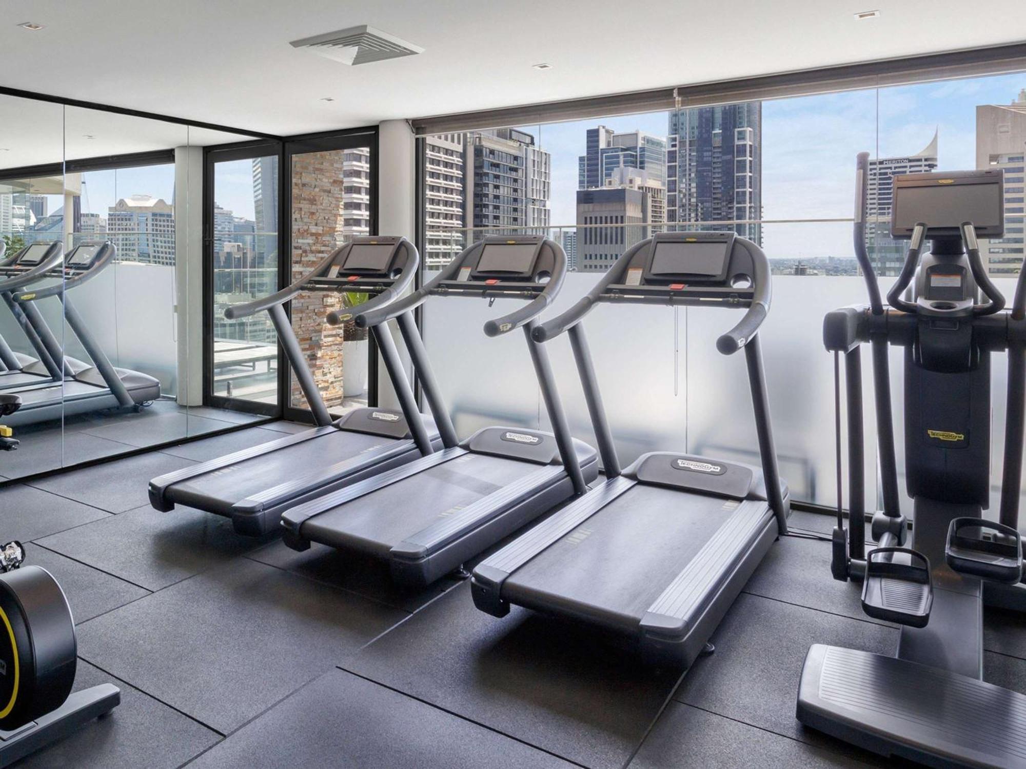 Pullman Sydney Hyde Park Hotel Kültér fotó The gym at the hotel