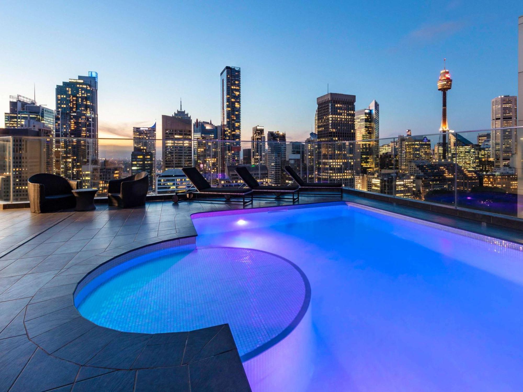 Pullman Sydney Hyde Park Hotel Kültér fotó The rooftop pool at the hotel