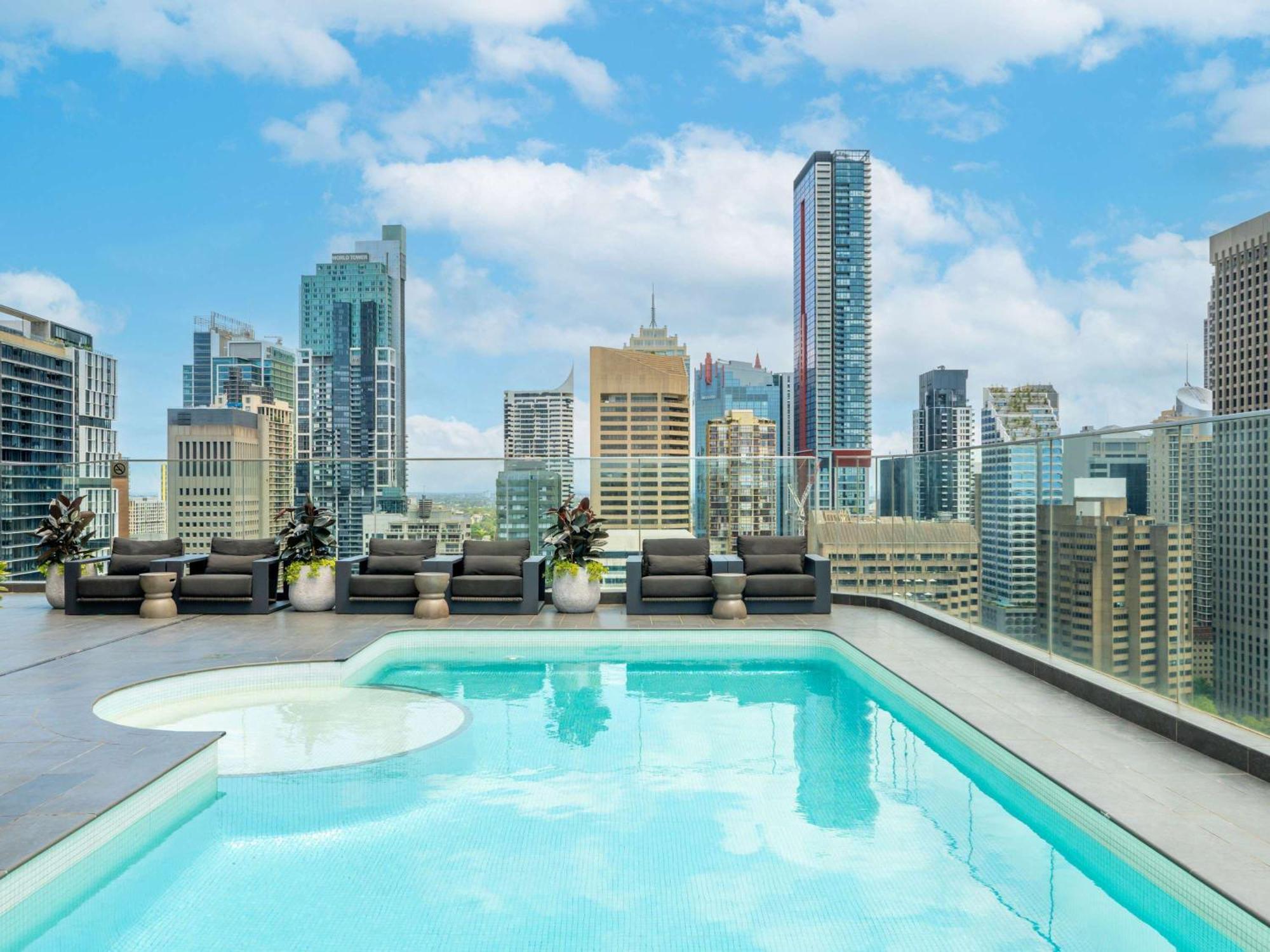 Pullman Sydney Hyde Park Hotel Kültér fotó Rooftop pool at Emporio