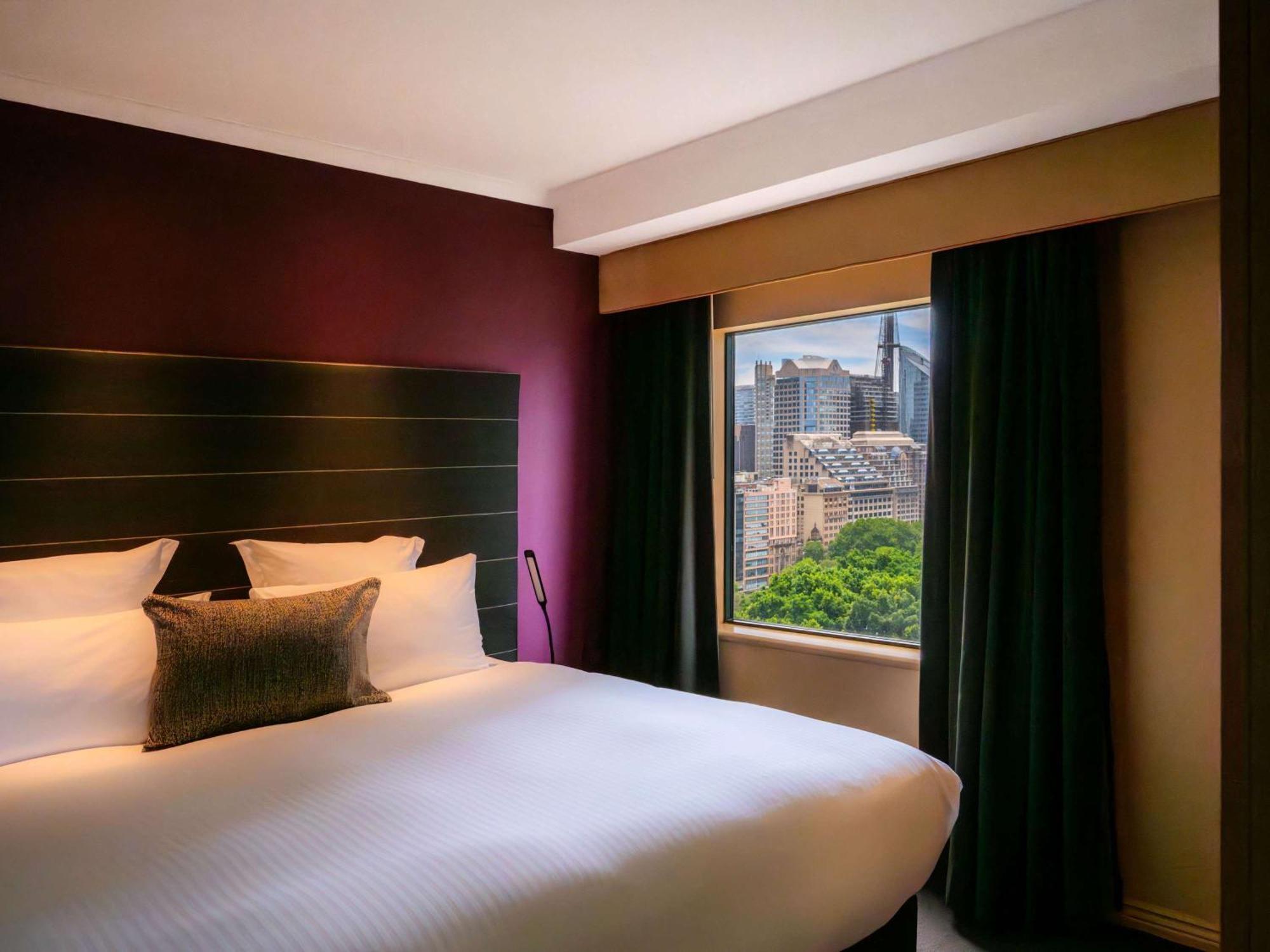 Pullman Sydney Hyde Park Hotel Kültér fotó A bedroom at the hotel