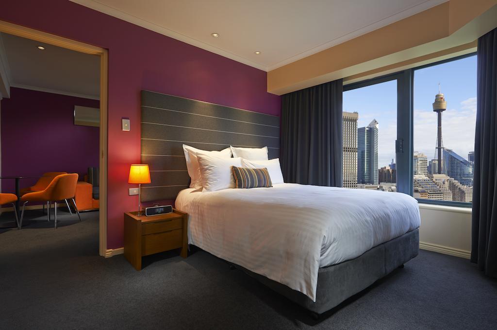 Pullman Sydney Hyde Park Hotel Kültér fotó A suite at the hotel
