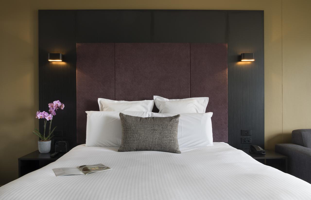 Pullman Sydney Hyde Park Hotel Kültér fotó A bedroom at the hotel